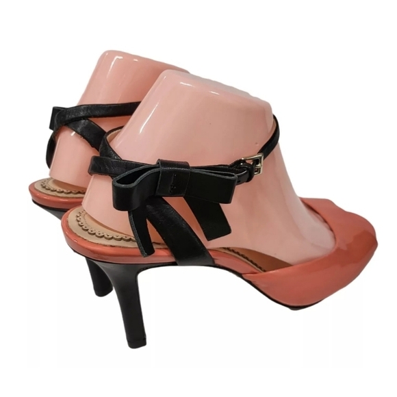 Pour La Victorie Coral Patent Leather Black Bow Sandals Sz 9.5 NEW - Picture 2 of 12
